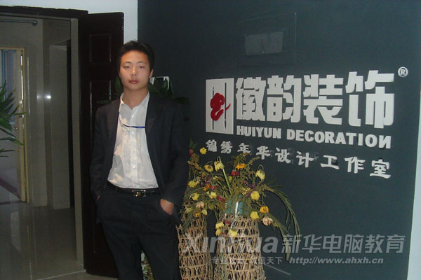 機會永遠是給有準備的人,從跟著別人打雜的小工到自己當老板,楊洪的選擇讓他抓住機遇,成功改變自己的人生。圖為楊洪在自己公司前留影