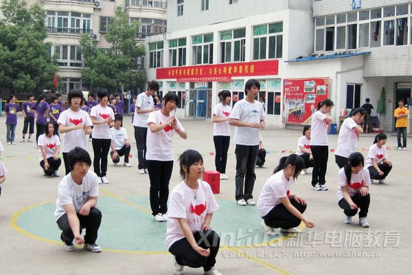 整齊的動作表現(xiàn)出同學(xué)們的深情