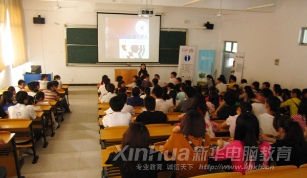 招聘會現(xiàn)場,用人單位介紹公司概況