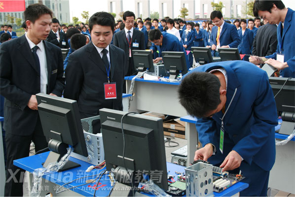 技能型IT人才是建設信息化國家的人才保障,安徽新華電腦專修學院為培養(yǎng)符合需要市場需求的人才多管齊下,圖為新華校園數(shù)字文化節(jié)計算機安裝調(diào)試大賽現(xiàn)場