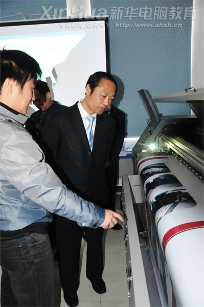 安徽新華電腦專修學院_實訓項目負責人為新華電腦專修學院副院長孫禮平做設備操作講解