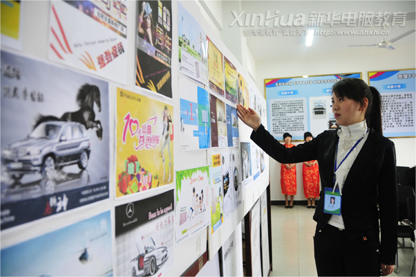 安徽新華電腦專修學院_學生代表向與會代表展示實訓作品