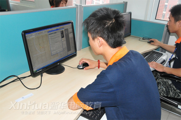 安徽新華電腦專修學(xué)院_參賽選手們正在制作三維靜態(tài)作品