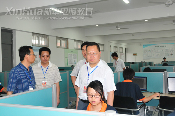 安徽新華電腦專修學(xué)院_學(xué)院領(lǐng)導(dǎo)正在參觀三維靜態(tài)作品設(shè)計大賽現(xiàn)場