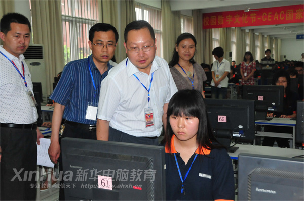 安徽新華電腦專修學院_學院領導正在參觀文字錄入大賽現(xiàn)場