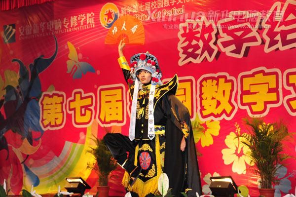 安徽新華電腦專修學(xué)院_川劇《變臉》表演者紀玉飛