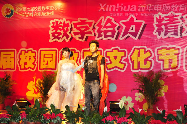 安徽新華電腦專修學(xué)院_我院藝豐協(xié)會設(shè)計的低碳環(huán)保服裝,模特走秀展示1