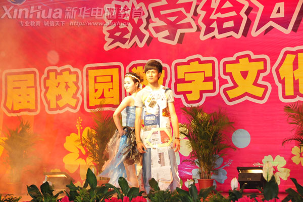 安徽新華電腦專修學(xué)院_我院藝豐協(xié)會設(shè)計的低碳環(huán)保服裝,模特走秀展示2