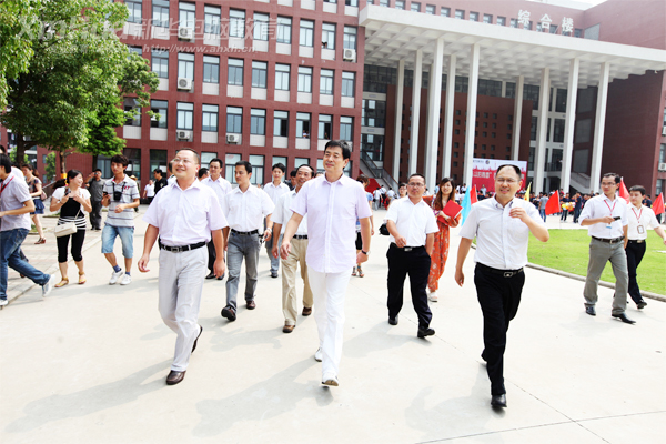 著名表演藝術(shù)家濮存昕在新華領(lǐng)導(dǎo)的陪同下參觀安徽新華電腦專(zhuān)修學(xué)院學(xué)院