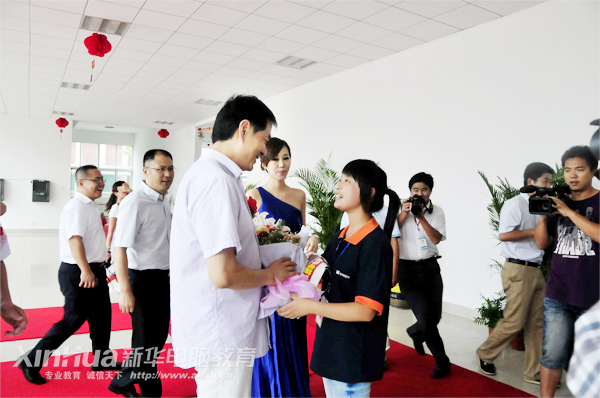 安徽新華電腦專(zhuān)修學(xué)院學(xué)子向濮存昕老師獻(xiàn)花