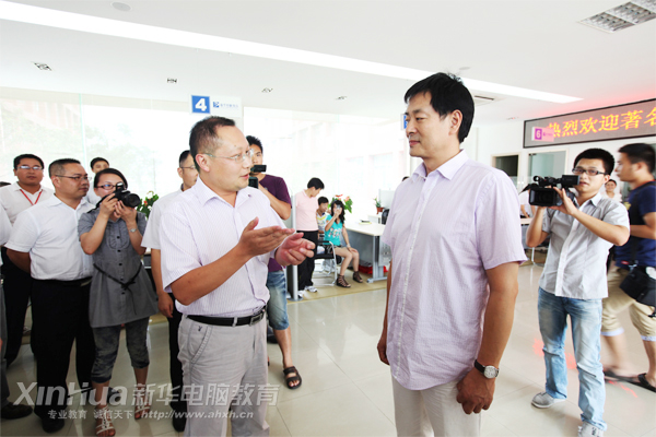 安徽新華電腦專(zhuān)修學(xué)院何貴金院長(zhǎng)在學(xué)院咨詢(xún)中心向濮存昕先生介紹學(xué)院辦學(xué)情況