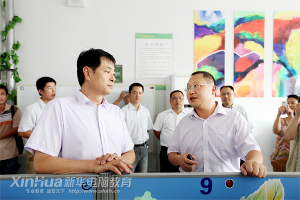 著名表演藝術(shù)家濮存昕參觀安徽新華電腦專(zhuān)修學(xué)院廣告藝術(shù)實(shí)訓(xùn)室