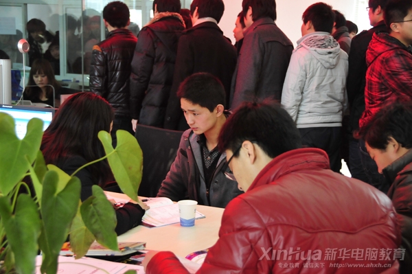 新華咨詢中心內,男孩專注地聽老師介紹專業(yè)