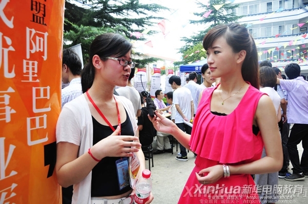 校園雙選會(huì)上阿里巴巴人事經(jīng)理正在接受合肥電視臺(tái)記者的采訪