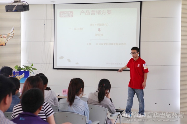 選手正在進行緊張的答辯環(huán)節(jié)