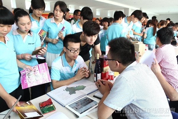 學子與企業(yè)溝通交流