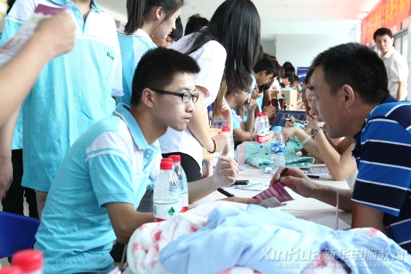 學子與商家交流時變得更加執(zhí)著和自信