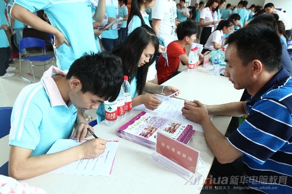 洽談成功學子與企業(yè)當場就簽訂合作協(xié)議