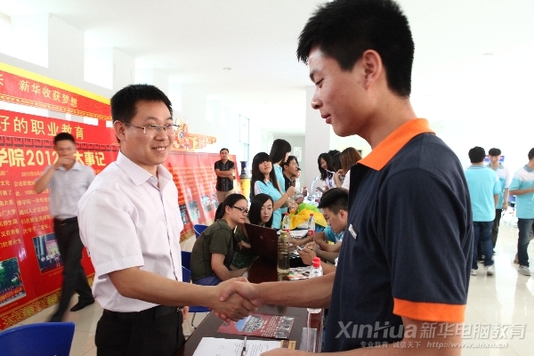 簽訂協(xié)議后,企業(yè)與學子露出滿意的微笑