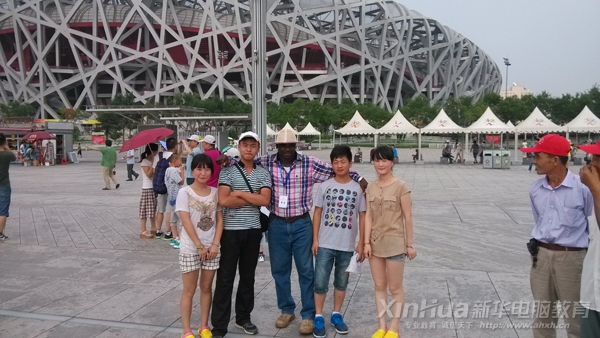 參觀鳥巢時學(xué)子與外國朋友合影留念