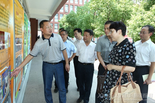 安徽新華電腦專修學院院長何貴金向領導們介紹新華校園活動