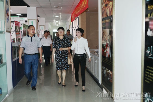 金燕副廳長(前排中)等參觀安徽新華電腦專修學院廣告藝術和環境藝術實訓基地