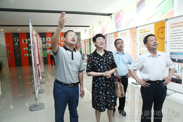 領導們觀看新華電子商務專業學子創業成果