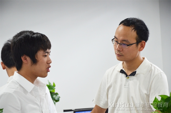 華夏君老師與學(xué)生黃吉平交流