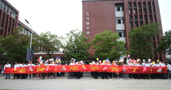 一大早,同學(xué)們都在排隊(duì)等候老師們的到來