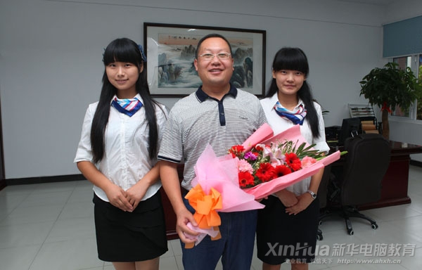 同學(xué)們?yōu)閷W(xué)院院長何貴金送上鮮花和祝福