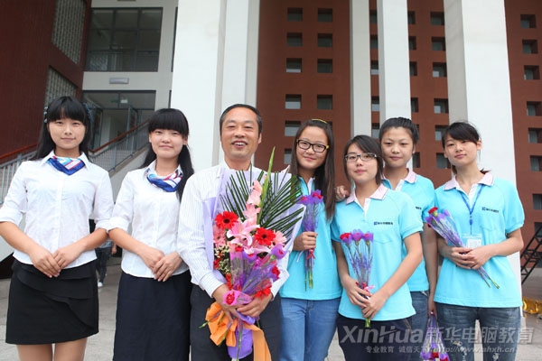 同學(xué)們祝副院長孫禮平教師節(jié)快樂,并合影留念