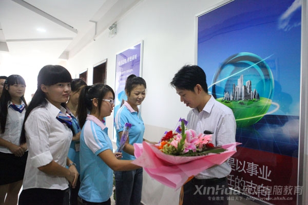 同學(xué)們?yōu)楦痹洪L王勝送來鮮花和祝福