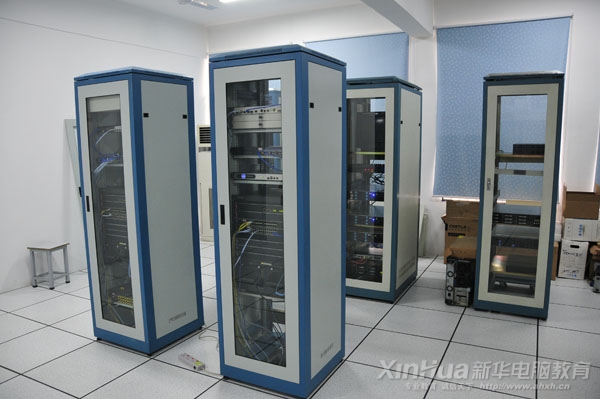 H3C網絡學院實訓基地內配備的大型交換機機柜