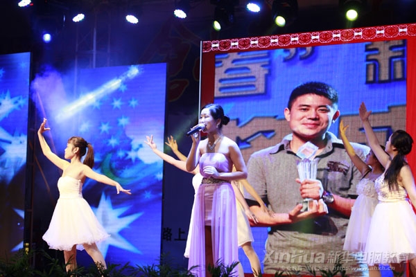 活動現(xiàn)場,新華老師帶來歌曲《長大后我就成了你》