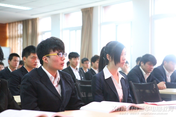 同學(xué)們認(rèn)真聆聽領(lǐng)導(dǎo)講話