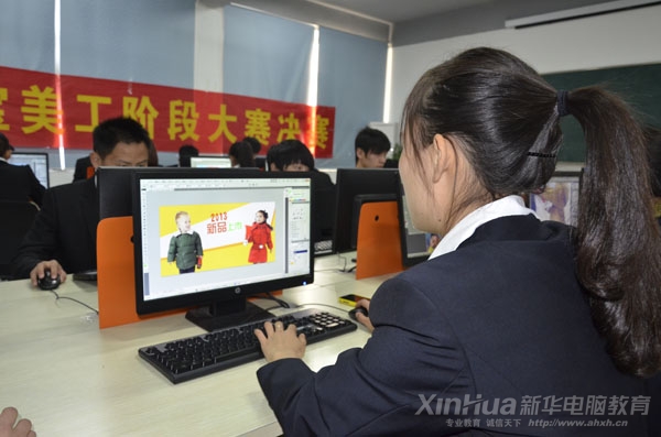 這位同學(xué)正在完成童裝店的美工設(shè)計(jì)