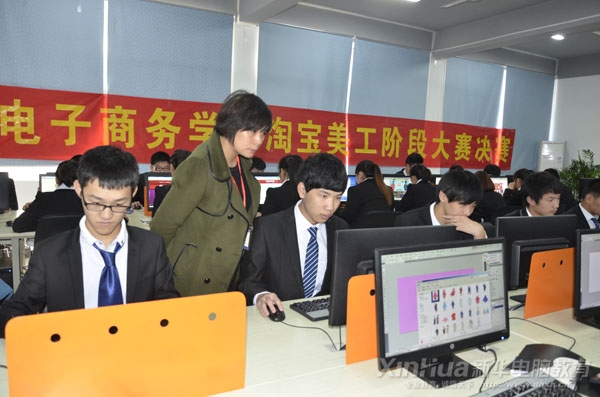 比賽負(fù)責(zé)人沈虹老師觀看學(xué)生比賽