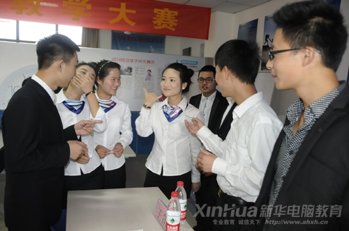 多彩的校園活動充分鍛煉了同學們的綜合素質。圖為參加演講比賽的同學相互鼓勵