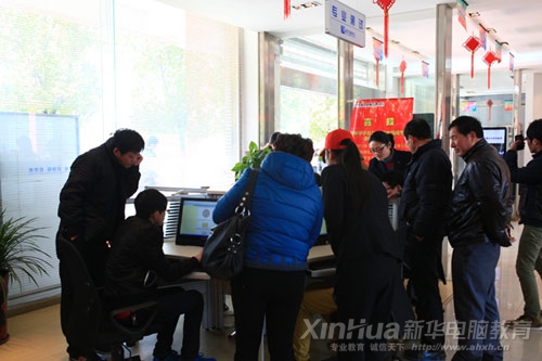 每年春節(jié)過后,都有大批學生來新華報名學技能