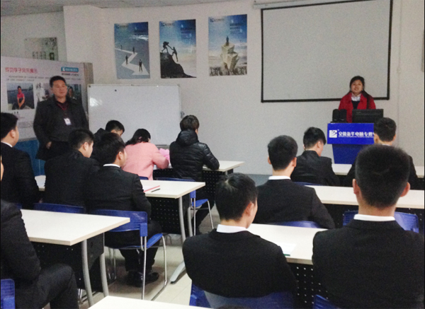 同學(xué)們在認真聽講企業(yè)代表作公司介紹