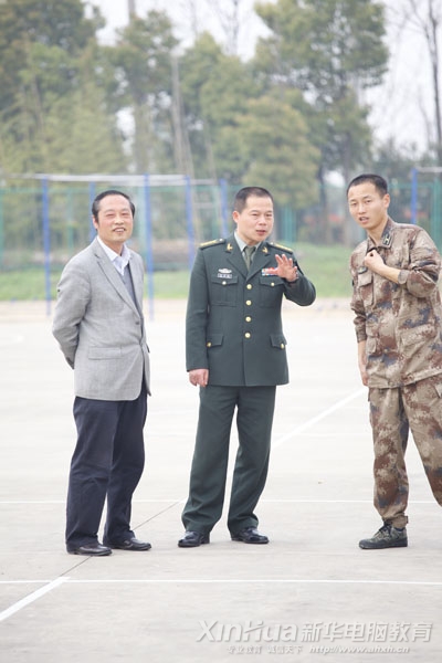 我院孫院長、陸軍軍官學(xué)院領(lǐng)導(dǎo)一行正在討論此次聯(lián)誼會(huì)