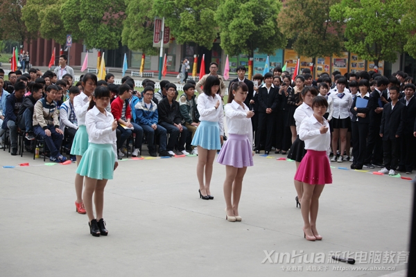 青春靚麗的色彩 更是對(duì)學(xué)子們黃金般人生的最好詮釋