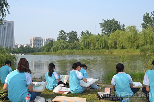 同學們在風景如畫的生態(tài)公園認真作畫