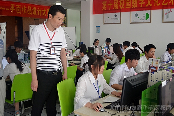 教務(wù)處費群主任觀看中