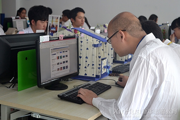 學(xué)子正在專注的比賽中